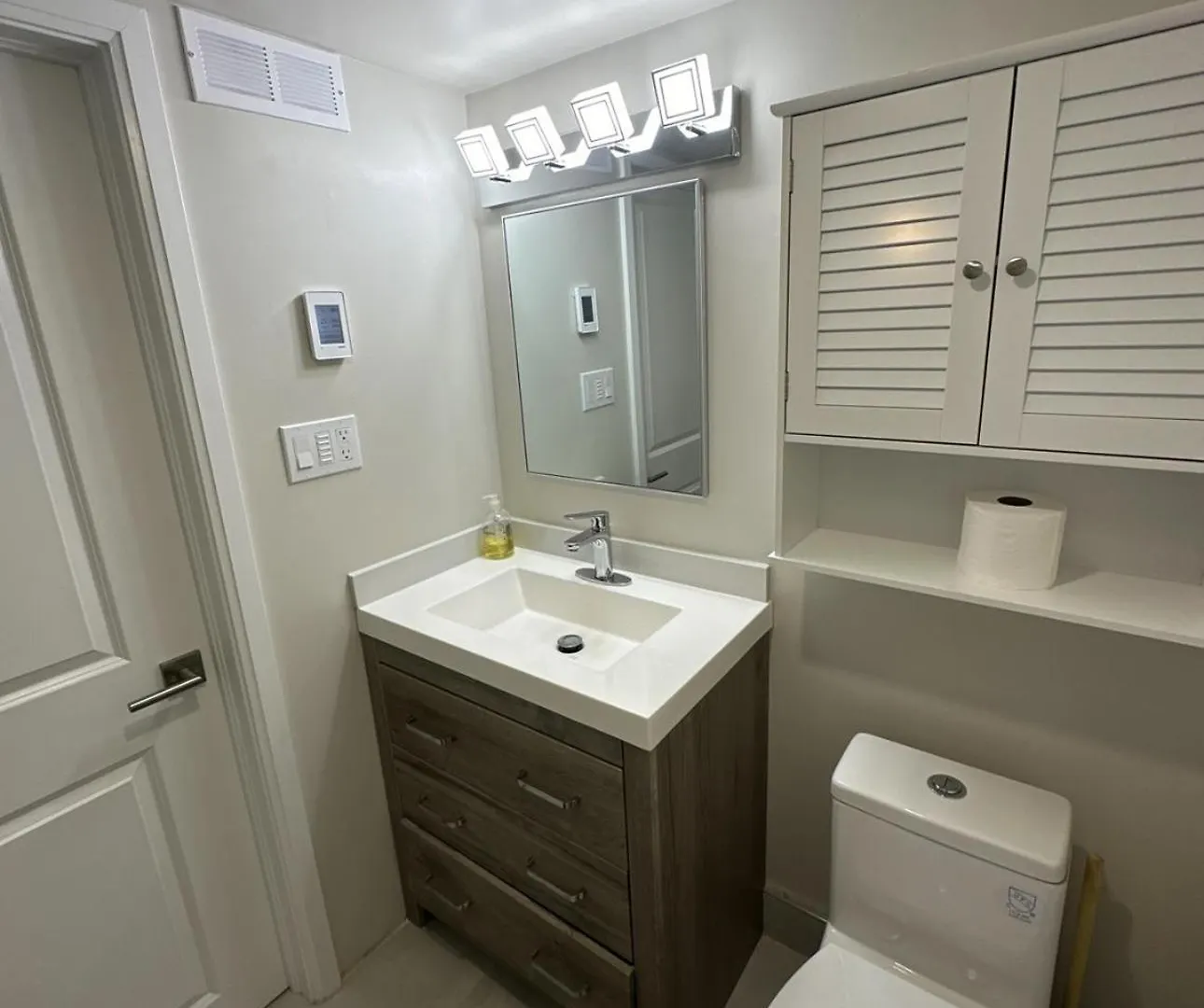 Pvt Studio Near Waterloo Airport & Minutes To Downtown Kitchener Canada