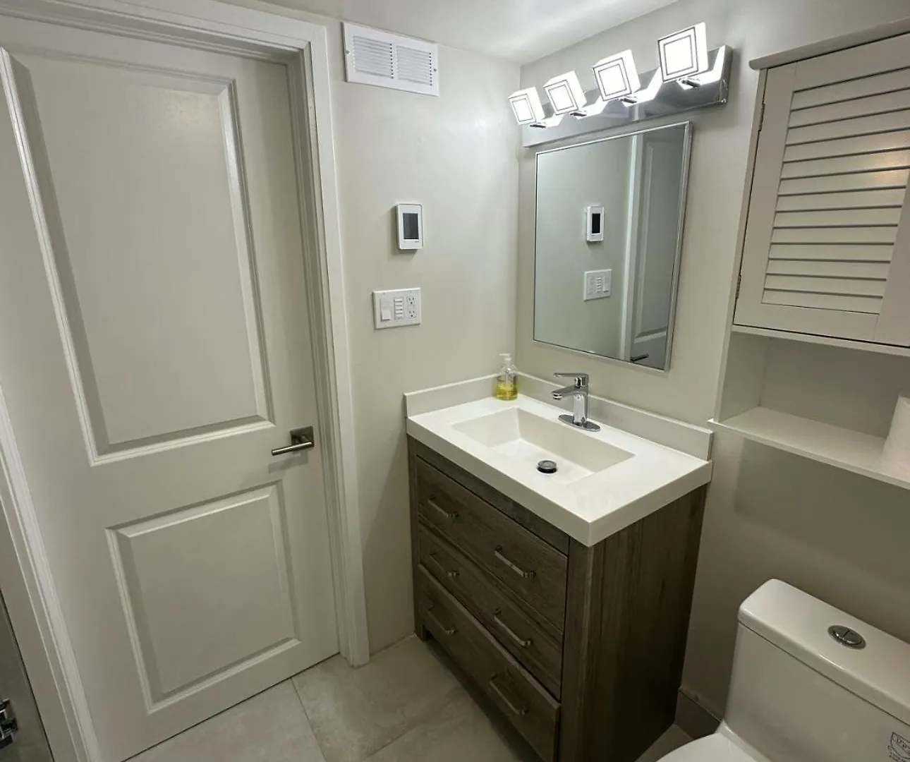 Pvt Studio Near Waterloo Airport & Minutes To Downtown Kitchener Apartment