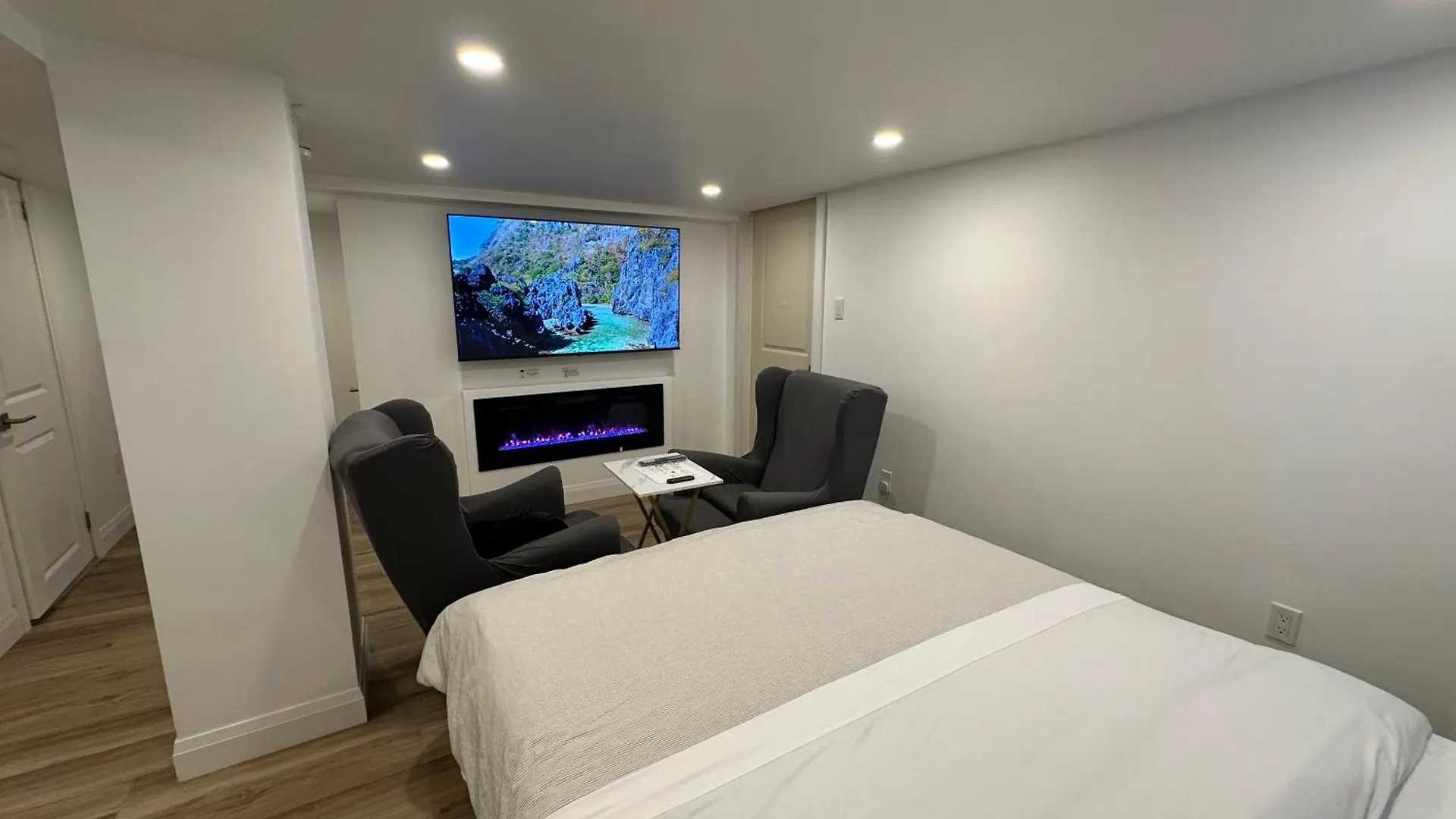 Pvt Studio Near Waterloo Airport & Minutes To Downtown Kitchener Apartment